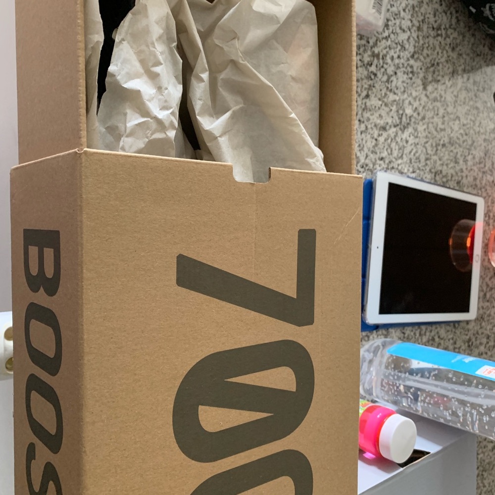 Yeezy wave runner size kids 2